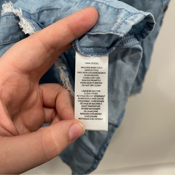 BeachLunchLounge Harlow Denim Shirt Medium Wash Frayed Trim Size Small - Picture 8 of 13